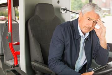 Busfahrer mit Grippesymptomen, wie Hals-, Kopf- und Gliederschmerzen.