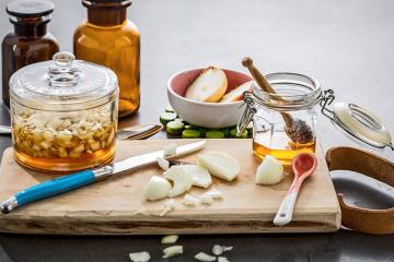 Honig und Zwiebeln als Hausmittel gegen Halsschmerzen.