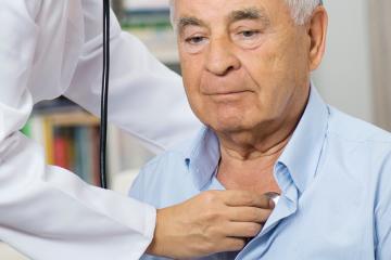 Mann mit den Symptomen einer chronischer Bronchitis wird von einem Arzt untersucht