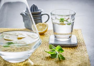 Wasser mit Zitrone - um Grippe vorzubeugen kann viel Flüssigkeit helfen