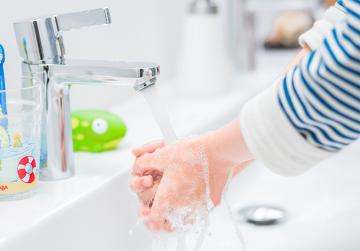 Frau wäscht sich die Hände: vor allem Schwangere sollten bei Grippe auf Hygiene achten.