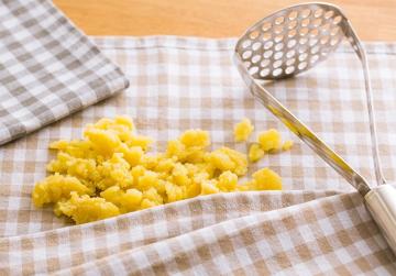 Warme Kartoffelwickel als Hausmittel gegen Halsschmerzen.
