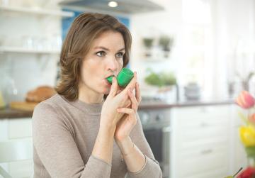 Eine Frau benutzt ein GeloMuc® Atemtherapiegerät gegen COPD.