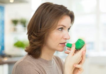  Eine Frau verwendet das GeloMuc® Atemtherapiegerät 