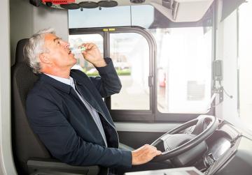 Busfahrer nimmt das Erkältungsmittel GeloProsed® ein.