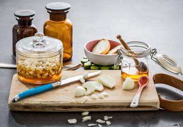 Zwiebeln und Zwiebelsäckchen als Hausmittel bei Sinusitis.