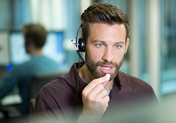 Bei langen Telefonate kann die Stimme belastet werden. GeloRevoice® lindert Halskratzen, Hustenreiz und Heiserkeit