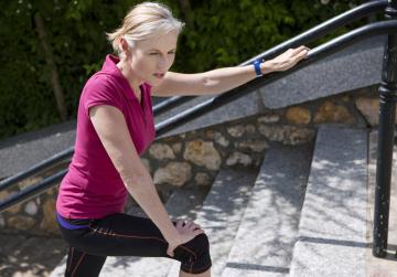 Eine Frau macht Sport bei Erkältung, wodurch ihr Körper geschwächt wird.