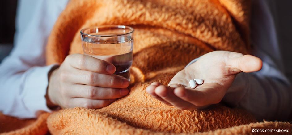 Mann nimmt Antibiotika zur Behandlung von Bronchitis