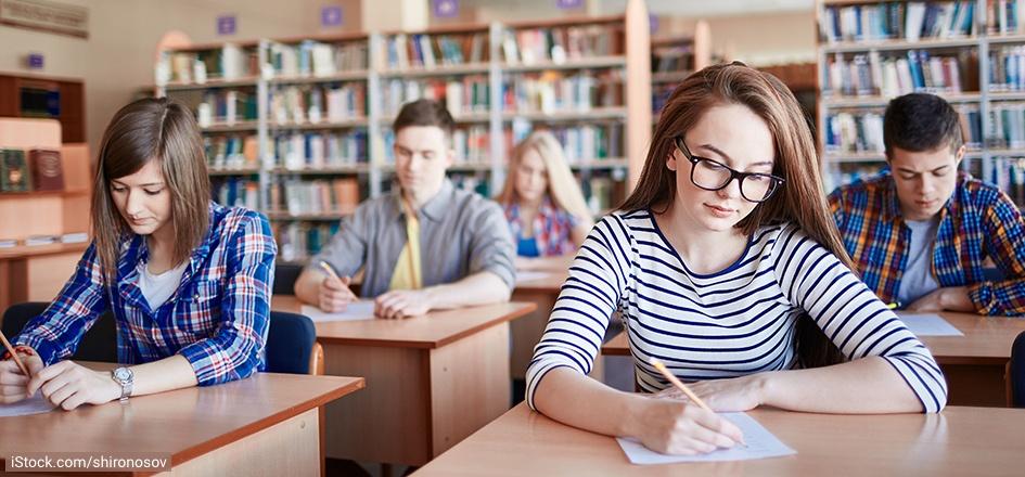 Schüler bei einer Prüfung: Erkältungen sind gerade in der Prüfungszeit belastend.
