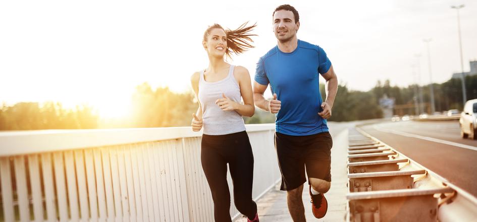 Frau und Mann machen mit Erkältung Sport