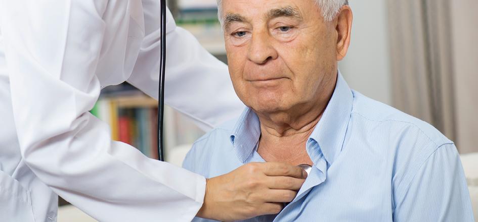 Mann mit den Symptomen einer chronischer Bronchitis wird von einem Arzt untersucht