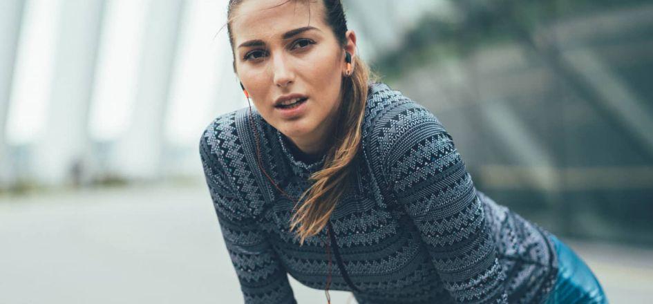 Frau macht trotz Bronchitis Sport