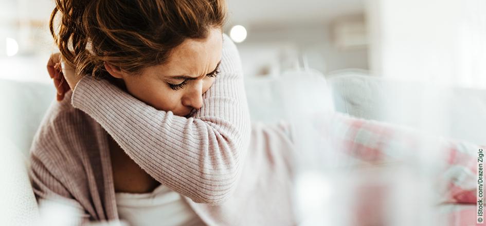 Frau mit Tracheobronchitis hat Husten