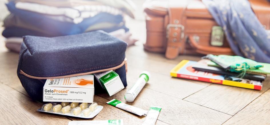 GeloProsed® in einer gepackten Tasche: Reiseapotheke für den Urlaub.